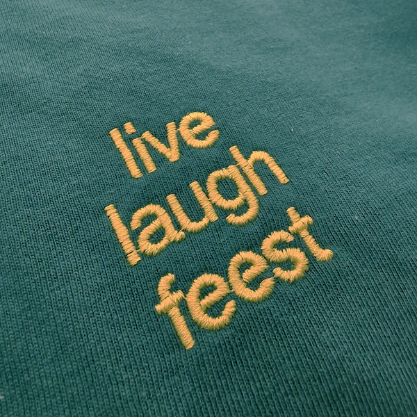 "live laugh feest" tee (UITVERKOCHT)