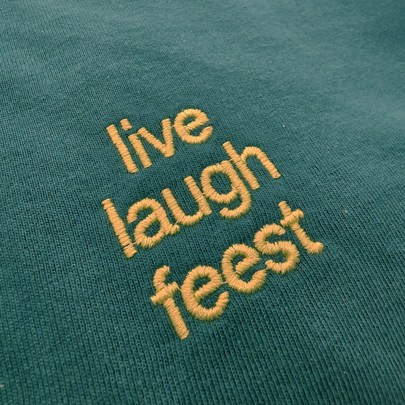 "live laugh feest" tee (UITVERKOCHT)